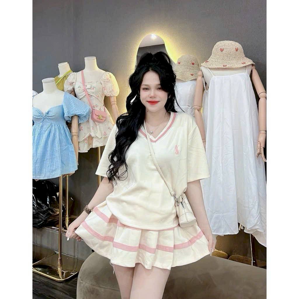 Set áo cổ tim, chân váy xếp ly
