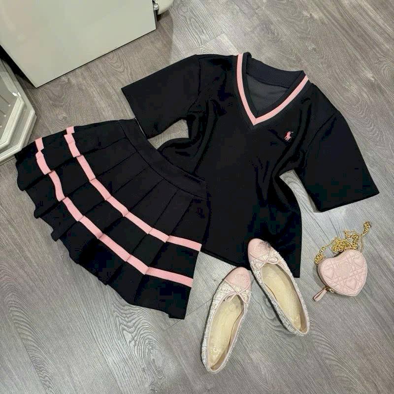 Set áo cổ tim, chân váy xếp ly