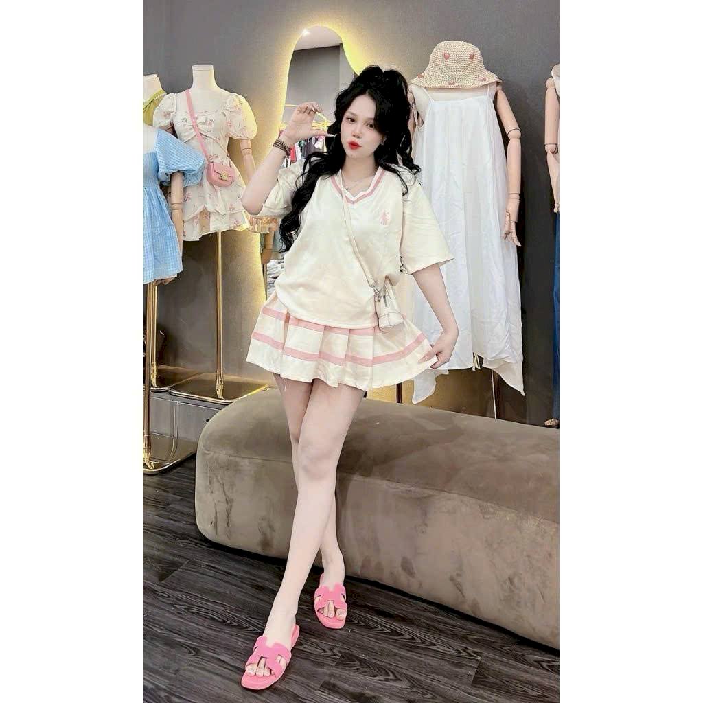 Set áo cổ tim, chân váy xếp ly